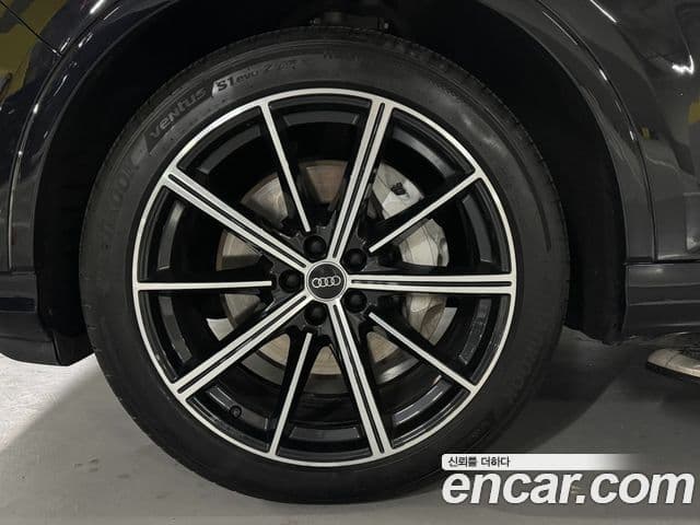 Audi Q7 2021 — ფოტო 20/20