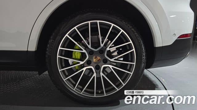 Porsche Cayenne 2021 — Photo 8/32