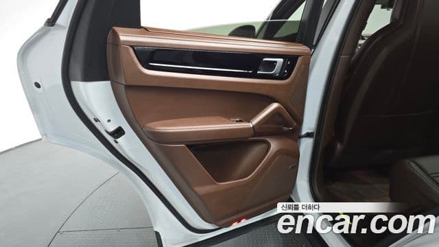 Porsche Cayenne 2021 — Photo 9/32