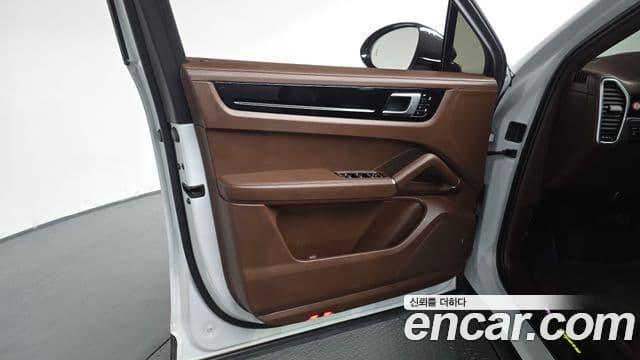 Porsche Cayenne 2021 — Photo 29/32