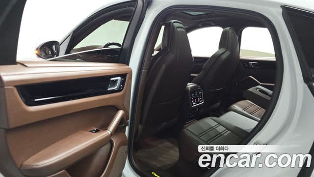 Porsche Cayenne 2021 — Photo 14/32