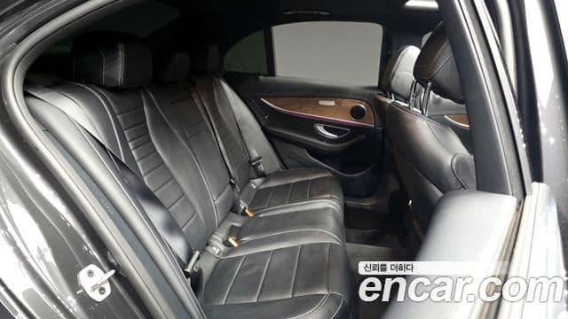 Mercedes-Benz E-Class 2023 — ფოტო 11/20