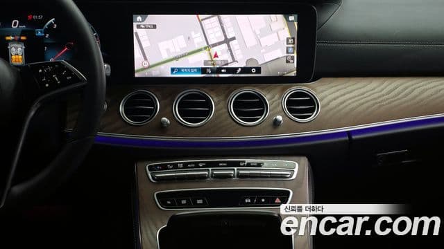 Mercedes-Benz E-Class 2023 — ფოტო 13/20