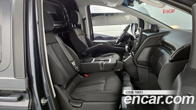 Hyundai Staria 2023 — Photo 28/30