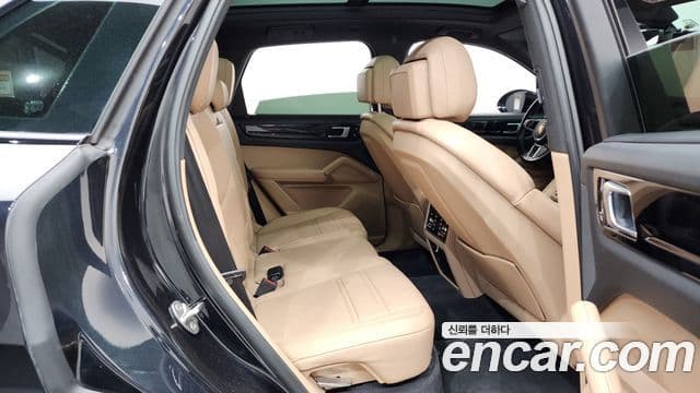 Porsche Cayenne 2020 — ფოტო 11/20