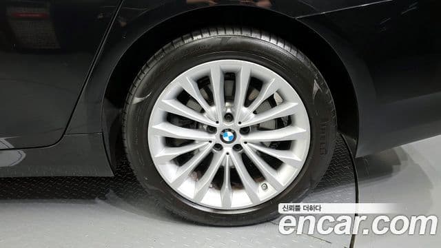 BMW 5 Series 2022 — Photo 15/31