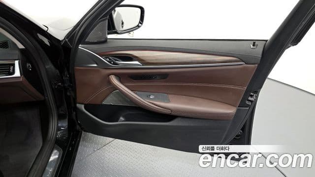 BMW 5 Series 2022 — Photo 16/31