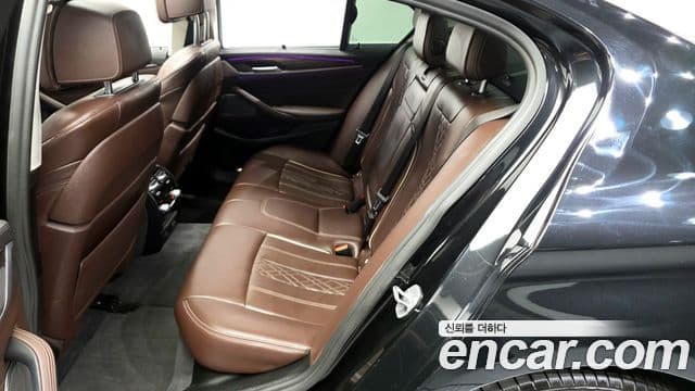 BMW 5 Series 2022 — Photo 18/31