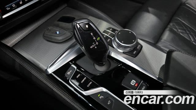 BMW 5 Series 2019 — Şəkil 9/20