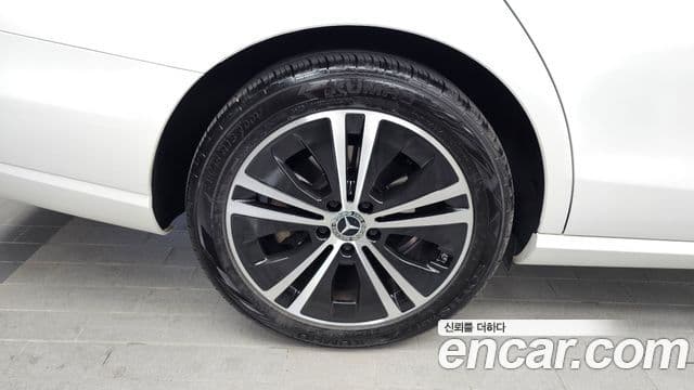 Mercedes-Benz E-Class 2021 — ფოტო 5/20