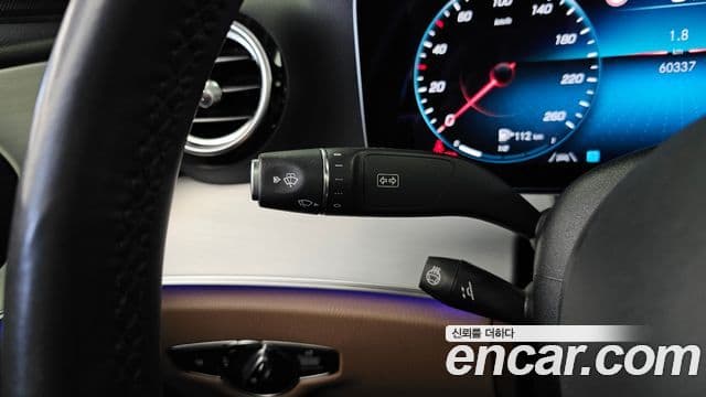 Mercedes-Benz E-Class 2021 — ფოტო 18/20