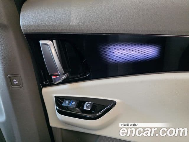 Kia Carnival 2021 — ფოტო 16/20