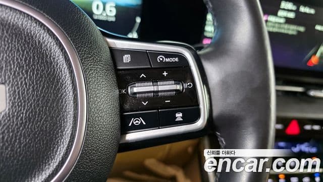 Kia Carnival 2023 — ფოტო 19/20