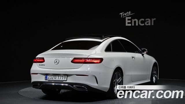 Mercedes-Benz E-Class 2018 — ფოტო 14/20