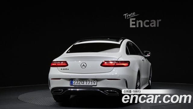 Mercedes-Benz E-Class 2018 — ფოტო 16/20