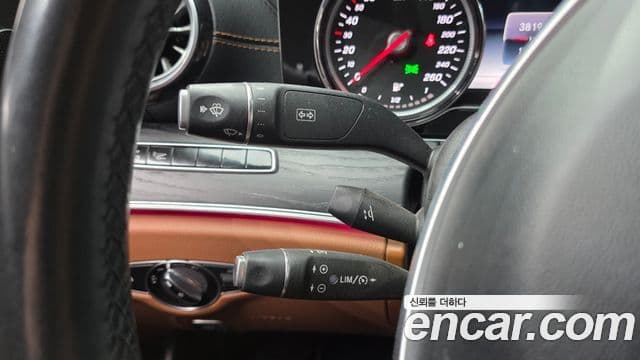 Mercedes-Benz E-Class 2018 — ფოტო 18/20
