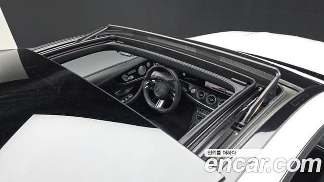 Mercedes-Benz E-Class 2022 — ფოტო 17/20