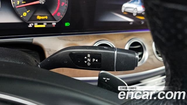 Mercedes-Benz E-Class 2018 — ფოტო 17/20