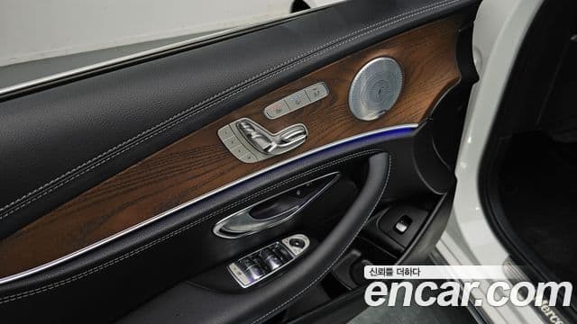 Mercedes-Benz E-Class 2018 — ფოტო 18/20