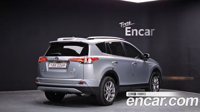 Toyota RAV4 2018 — Şəkil 11/35