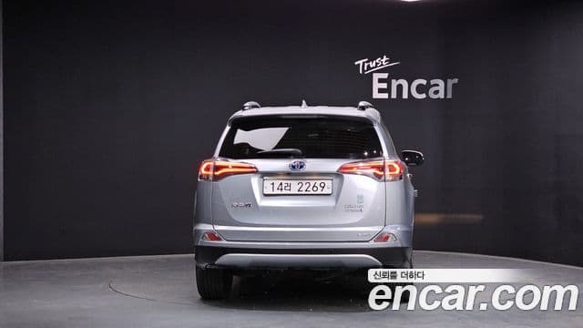 Toyota RAV4 2018 — Şəkil 32/35