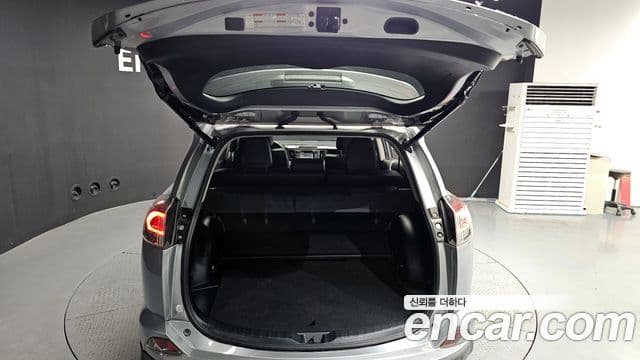 Toyota RAV4 2018 — Şəkil 24/35
