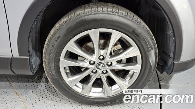 Toyota RAV4 2018 — Şəkil 9/35