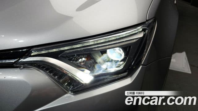 Toyota RAV4 2018 — Şəkil 21/35