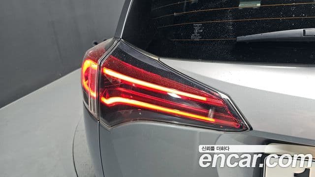 Toyota RAV4 2018 — Şəkil 28/35