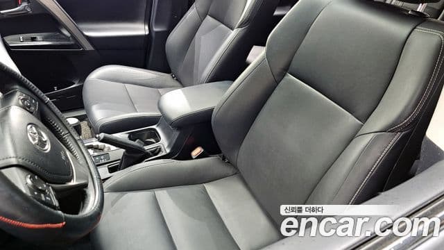 Toyota RAV4 2018 — Şəkil 13/35