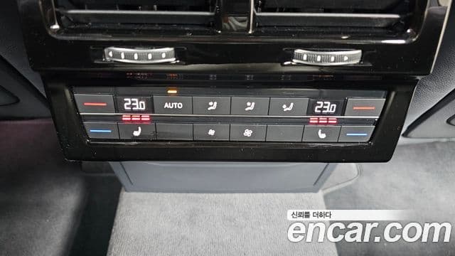 Volkswagen Touareg 2025 — ფოტო 18/20