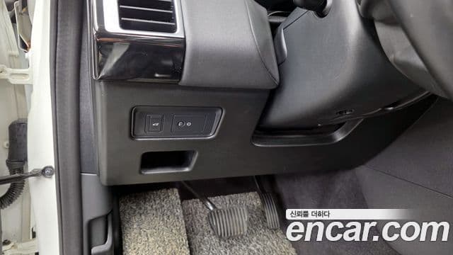 Land Rover Discovery 5 2019 — ფოტო 16/20