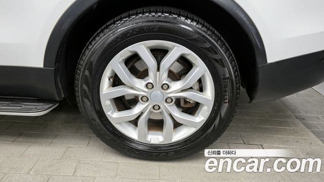 Land Rover Discovery 5 2019 — Photo 19/31