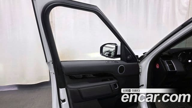 Land Rover Discovery 5 2019 — Photo 8/31
