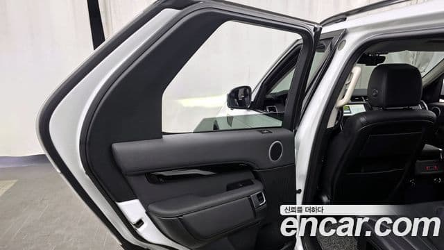 Land Rover Discovery 5 2019 — Photo 16/31