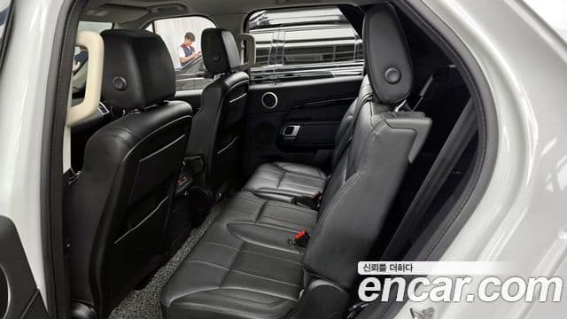 Land Rover Discovery 5 2019 — Photo 12/31