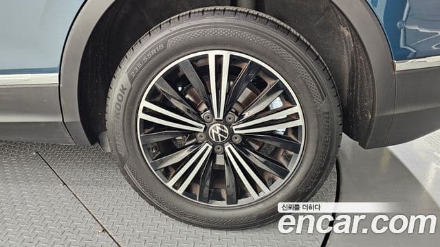 Volkswagen Tiguan 2021 — Photo 29/32