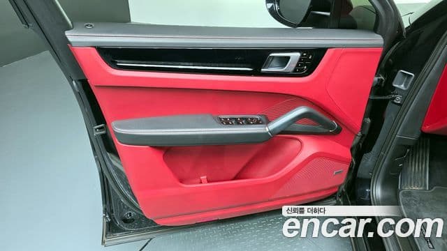 Porsche Cayenne 2020 — Photo 32/35