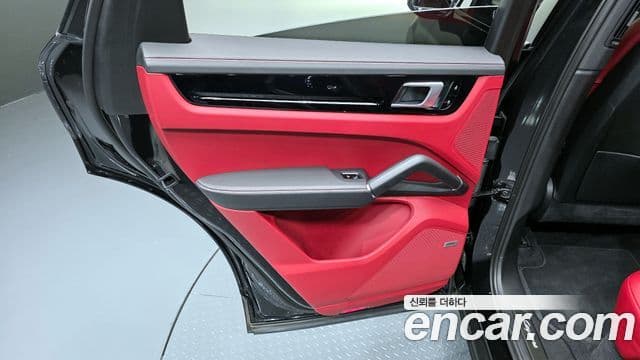 Porsche Cayenne 2020 — Photo 4/35