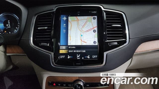 Volvo XC90 2019 — ფოტო 13/20