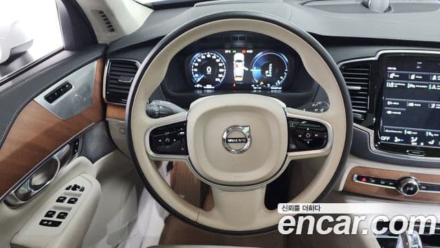 Volvo XC90 2019 — ფოტო 14/20