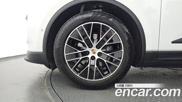 Porsche Macan EV 2025 — Photo 1/20