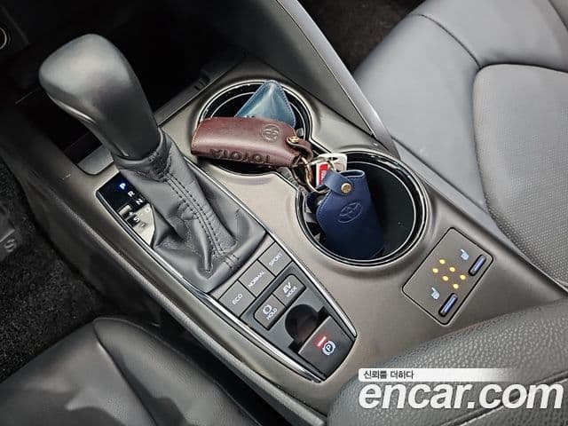 Toyota Camry 2024 — ფოტო 2/20