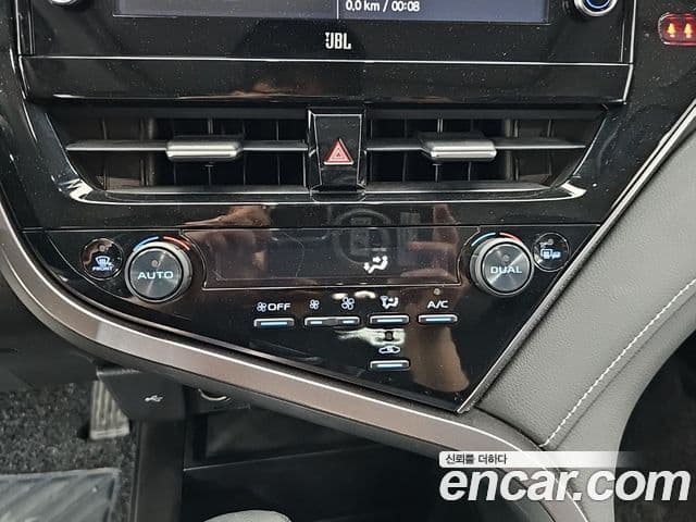 Toyota Camry 2024 — ფოტო 13/20