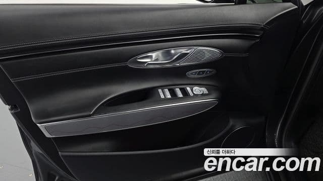 Genesis GV70 2021 — ფოტო 32/35
