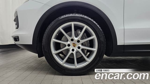 Porsche Cayenne 2019 — ფოტო 5/20