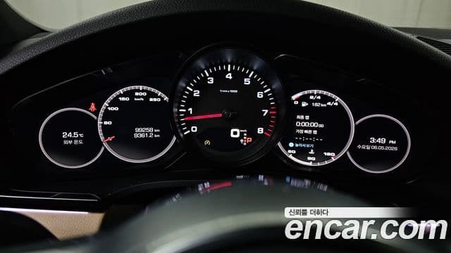 Porsche Cayenne 2019 — ფოტო 8/20