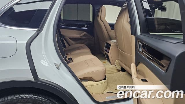 Porsche Cayenne 2019 — ფოტო 11/20