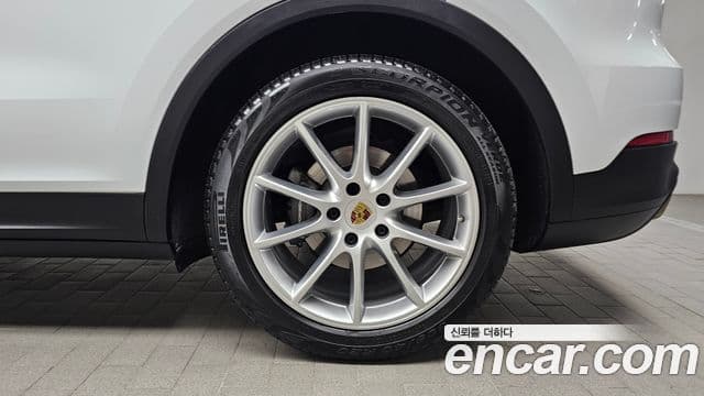 Porsche Cayenne 2019 — ფოტო 9/30