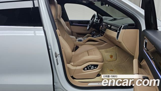 Porsche Cayenne 2019 — ფოტო 26/30